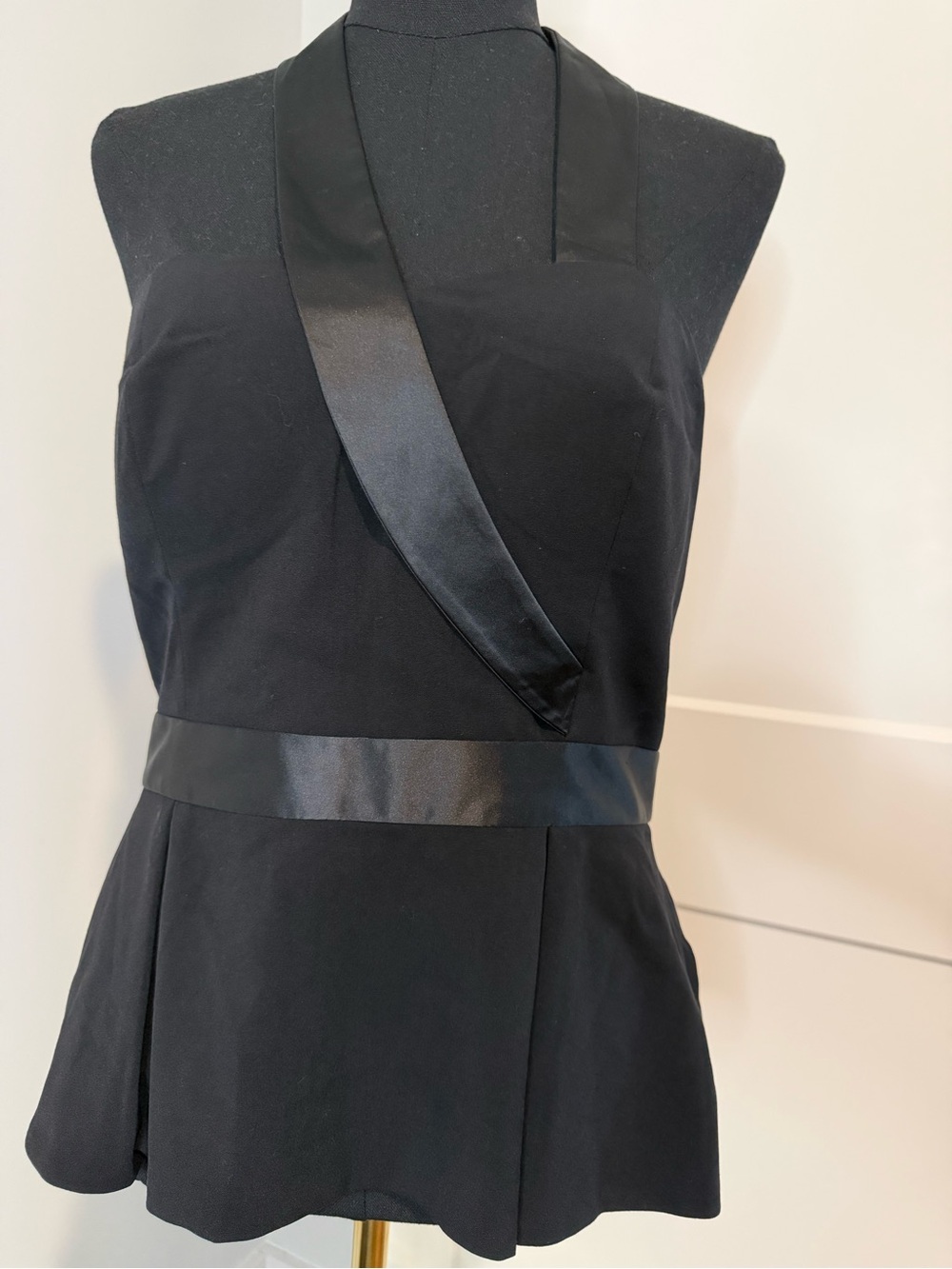 Venus Women’s Black Sleeveless Satin-Trim Top Size 10 (M)